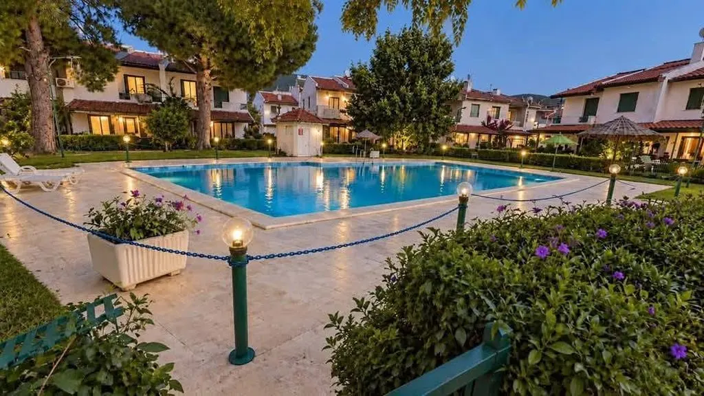Özderede Denize Sıfır Havuzlu Sitede Tadilatlı 3+1 Satılık Villa
