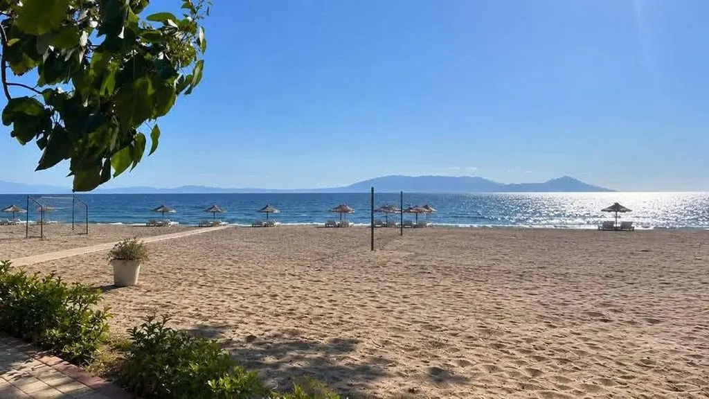 Özderede Denize Sıfır Havuzlu Sitede Tadilatlı 3+1 Satılık Villa