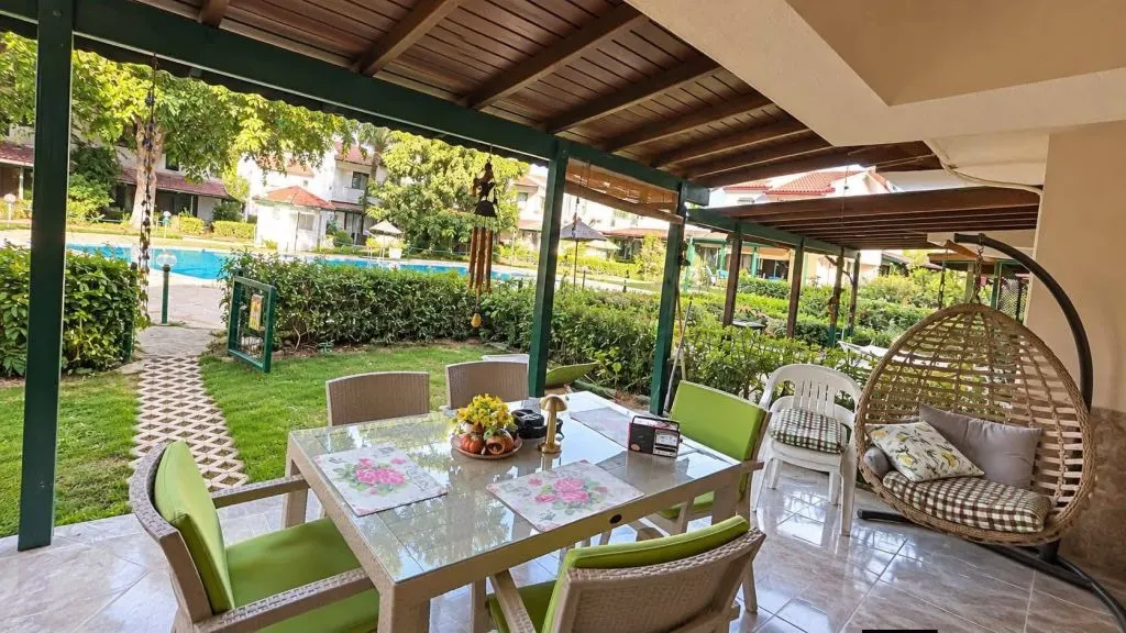 Özderede Denize Sıfır Havuzlu Sitede Tadilatlı 3+1 Satılık Villa