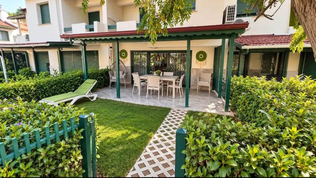 Özderede Denize Sıfır Havuzlu Sitede Tadilatlı 3+1 Satılık Villa
