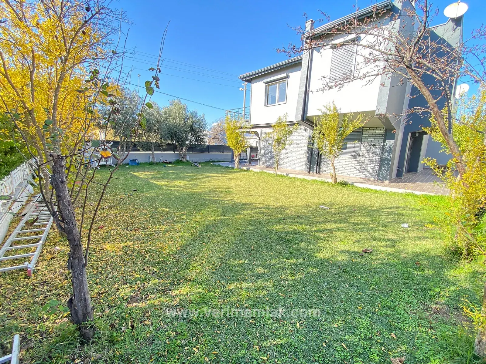 Doğanbey De Denize 50m Mesafede 307m2 İçinde Tek Satılık 4+1 Villa