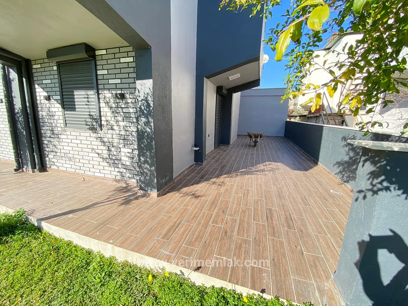 Doğanbey De Denize 50m Mesafede 307m2 İçinde Tek Satılık 4+1 Villa