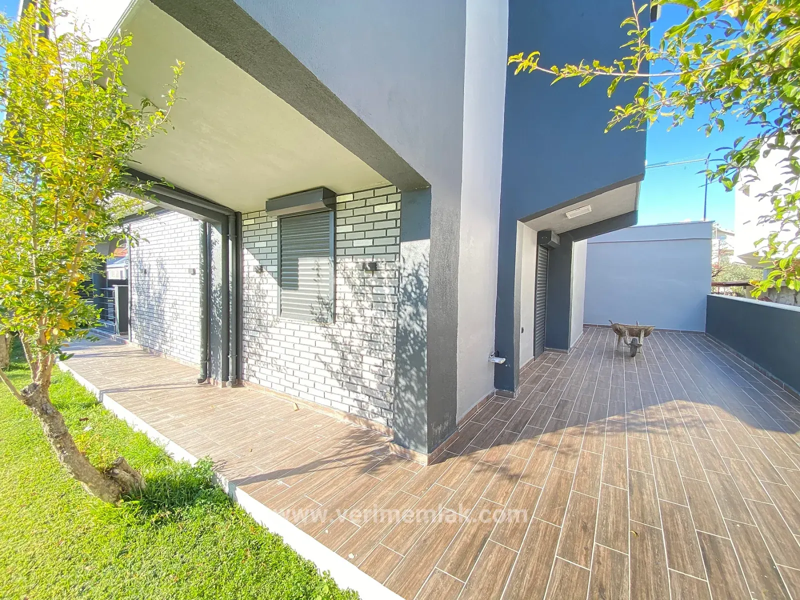 Doğanbey De Denize 50m Mesafede 307m2 İçinde Tek Satılık 4+1 Villa