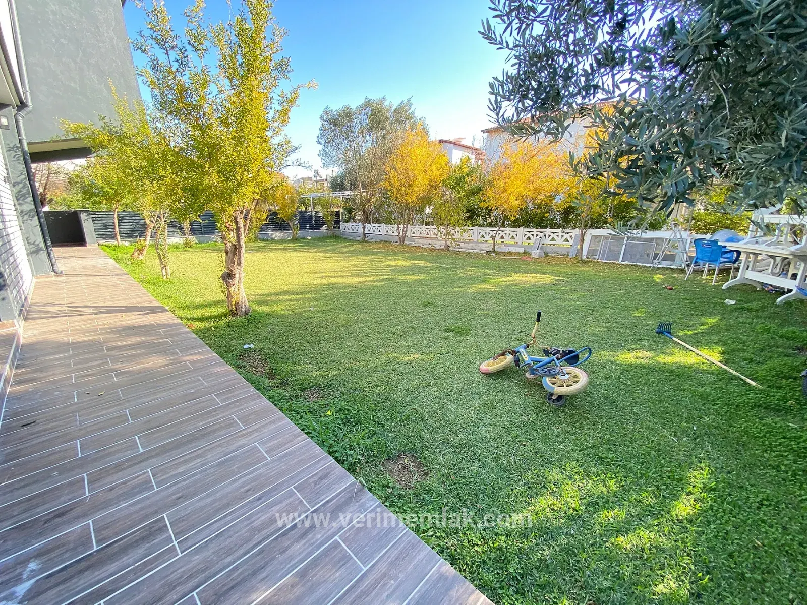 Doğanbey De Denize 50m Mesafede 307m2 İçinde Tek Satılık 4+1 Villa