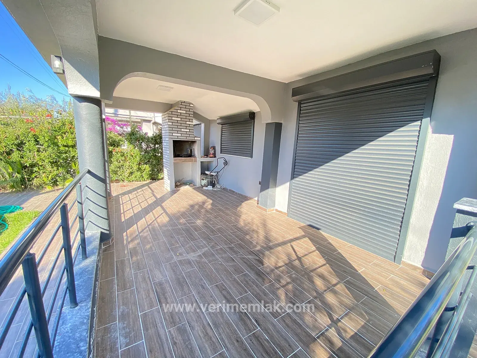 Doğanbey De Denize 50m Mesafede 307m2 İçinde Tek Satılık 4+1 Villa
