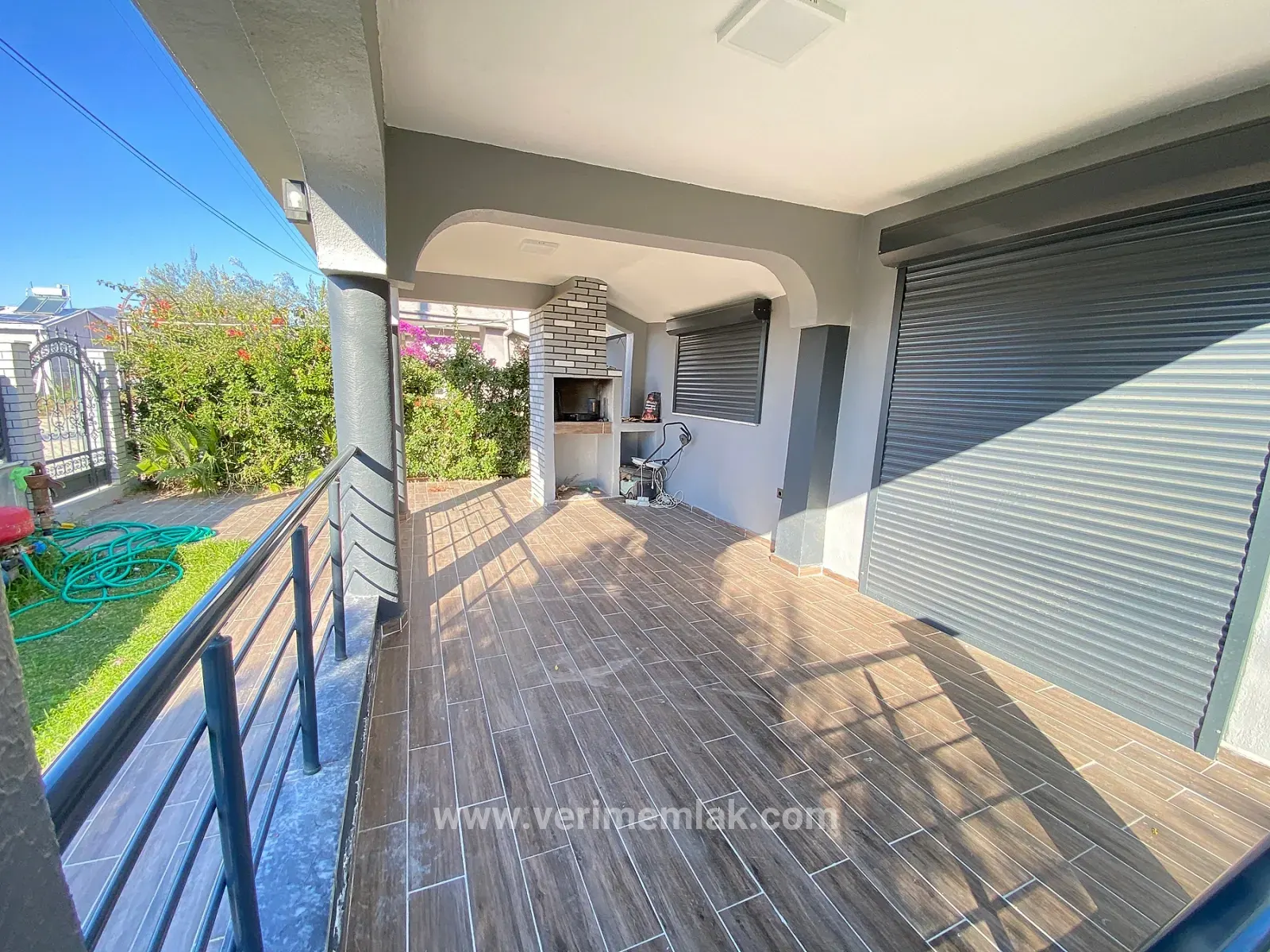 Doğanbey De Denize 50m Mesafede 307m2 İçinde Tek Satılık 4+1 Villa