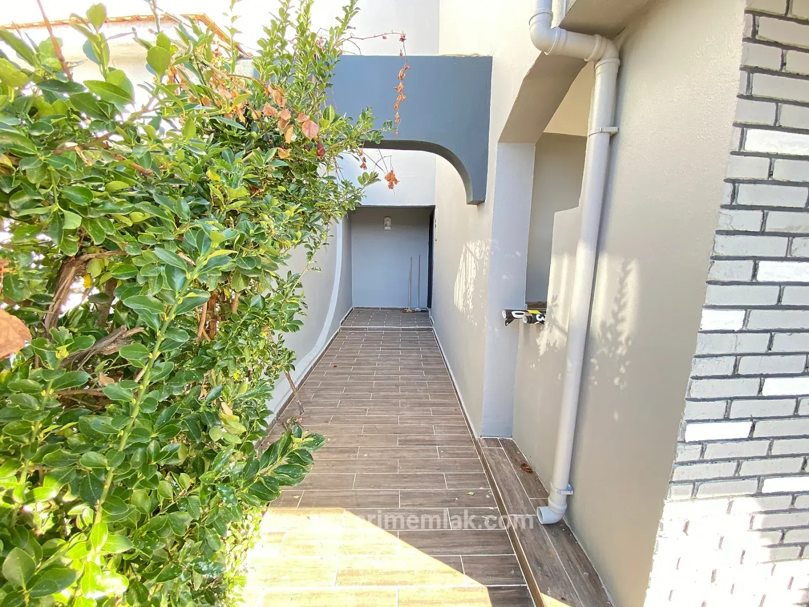 Doğanbey De Denize 50m Mesafede 307m2 İçinde Tek Satılık 4+1 Villa