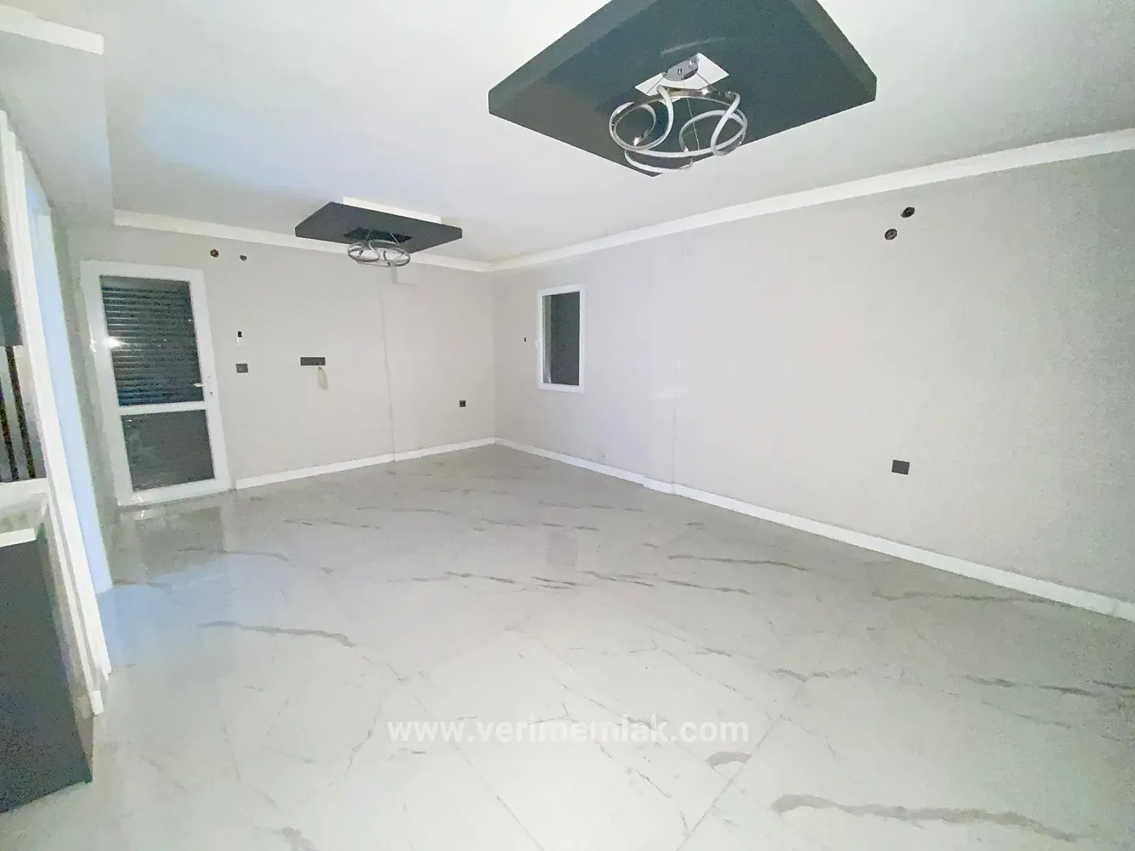 Doğanbey De Denize 50m Mesafede 307m2 İçinde Tek Satılık 4+1 Villa