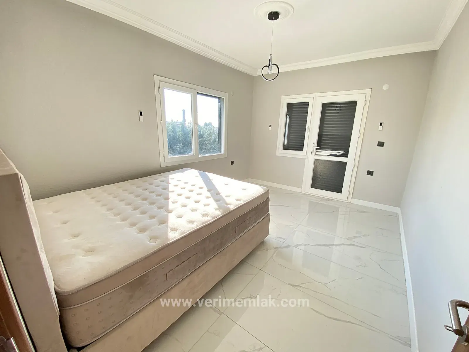 Doğanbey De Denize 50m Mesafede 307m2 İçinde Tek Satılık 4+1 Villa