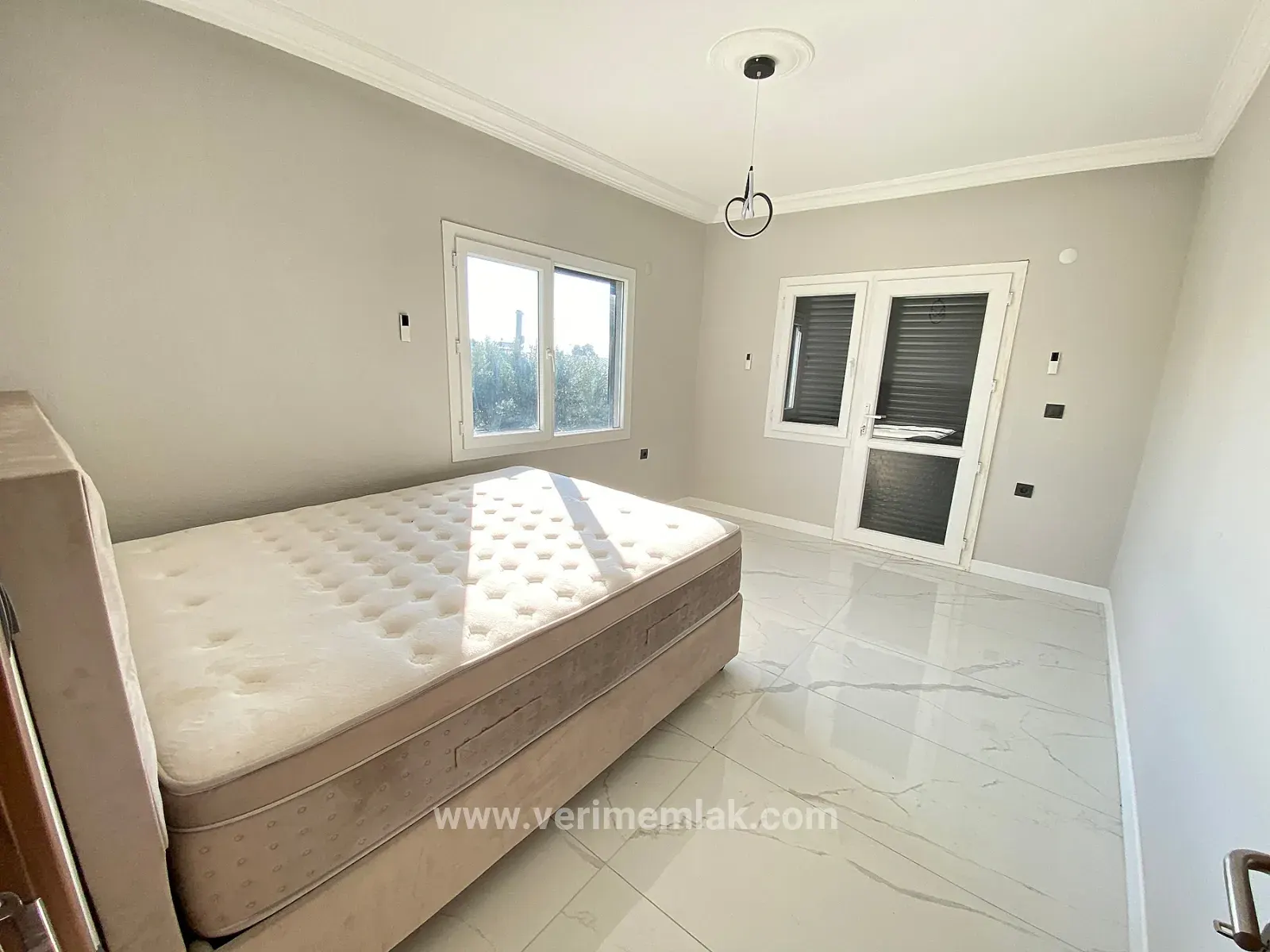 Doğanbey De Denize 50m Mesafede 307m2 İçinde Tek Satılık 4+1 Villa