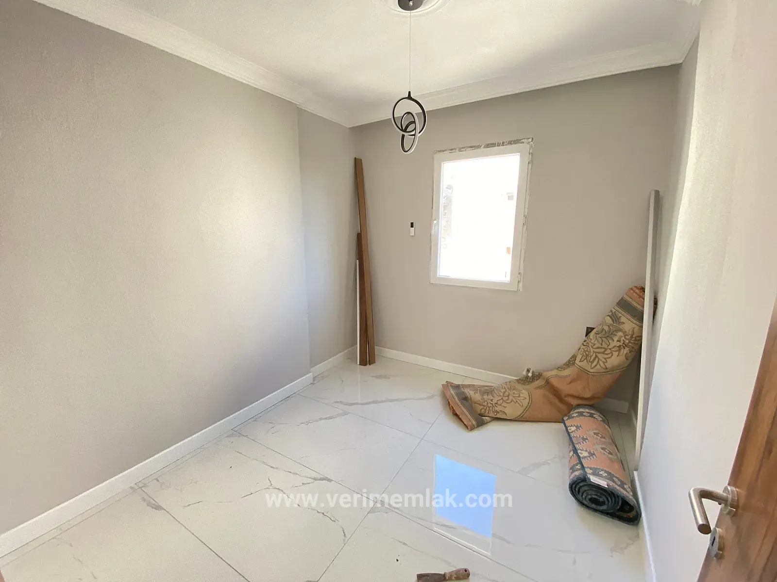 Doğanbey De Denize 50m Mesafede 307m2 İçinde Tek Satılık 4+1 Villa