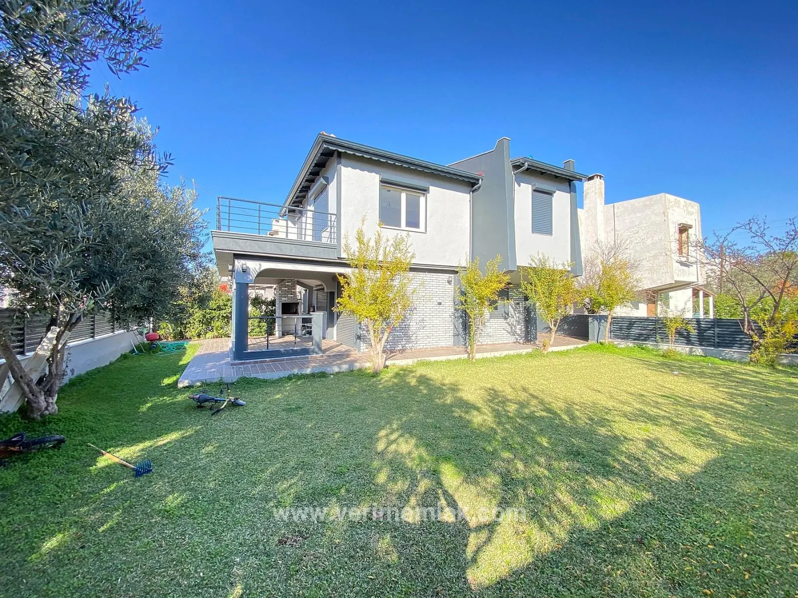 Doğanbey De Denize 50m Mesafede 307m2 İçinde Tek Satılık 4+1 Villa
