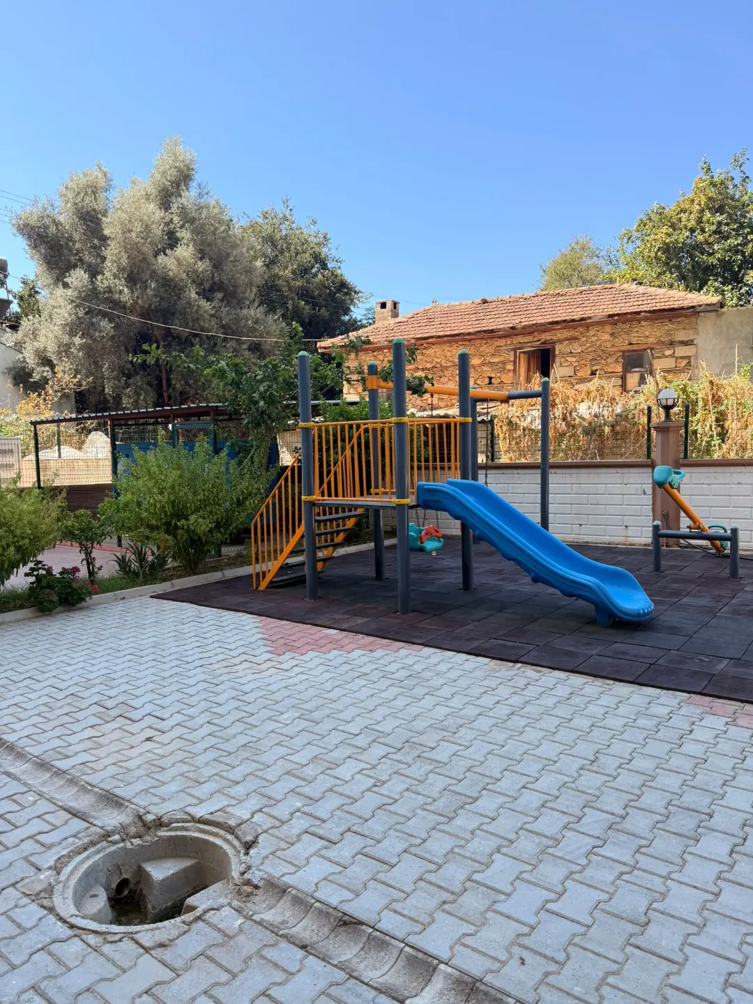 2+1 Furnished Apartment with seperate kitchen in Mahmutlar, Alanya
