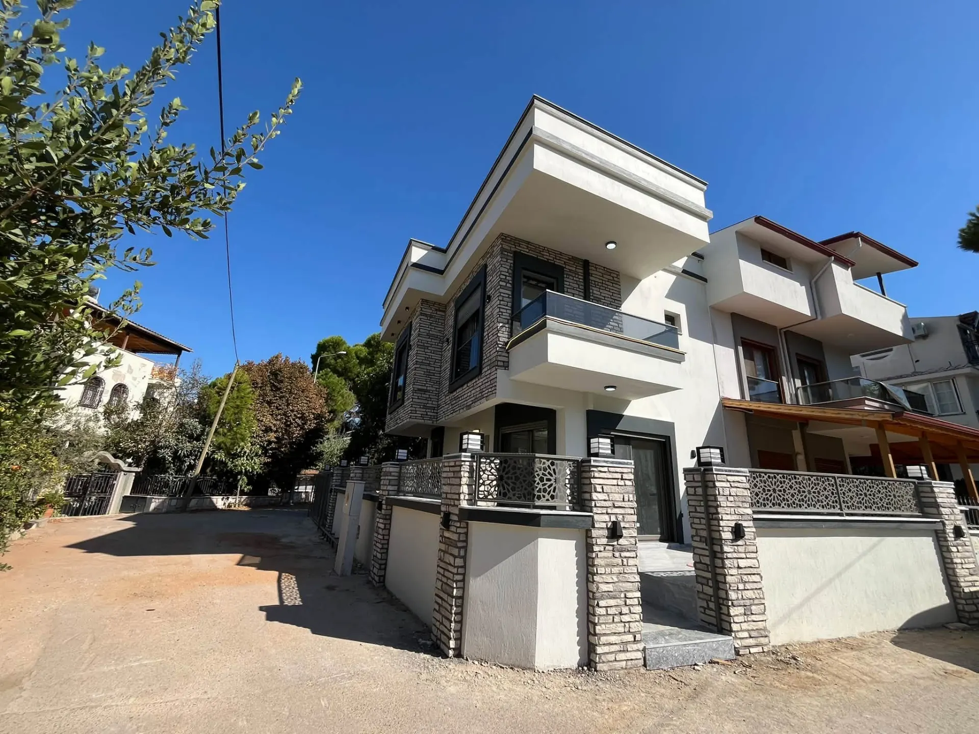 Menderes/özderede Deniz Tarafında Denize 400m Geniş Bahçeli Ve Otoparklı 3+1 Lüks Villa