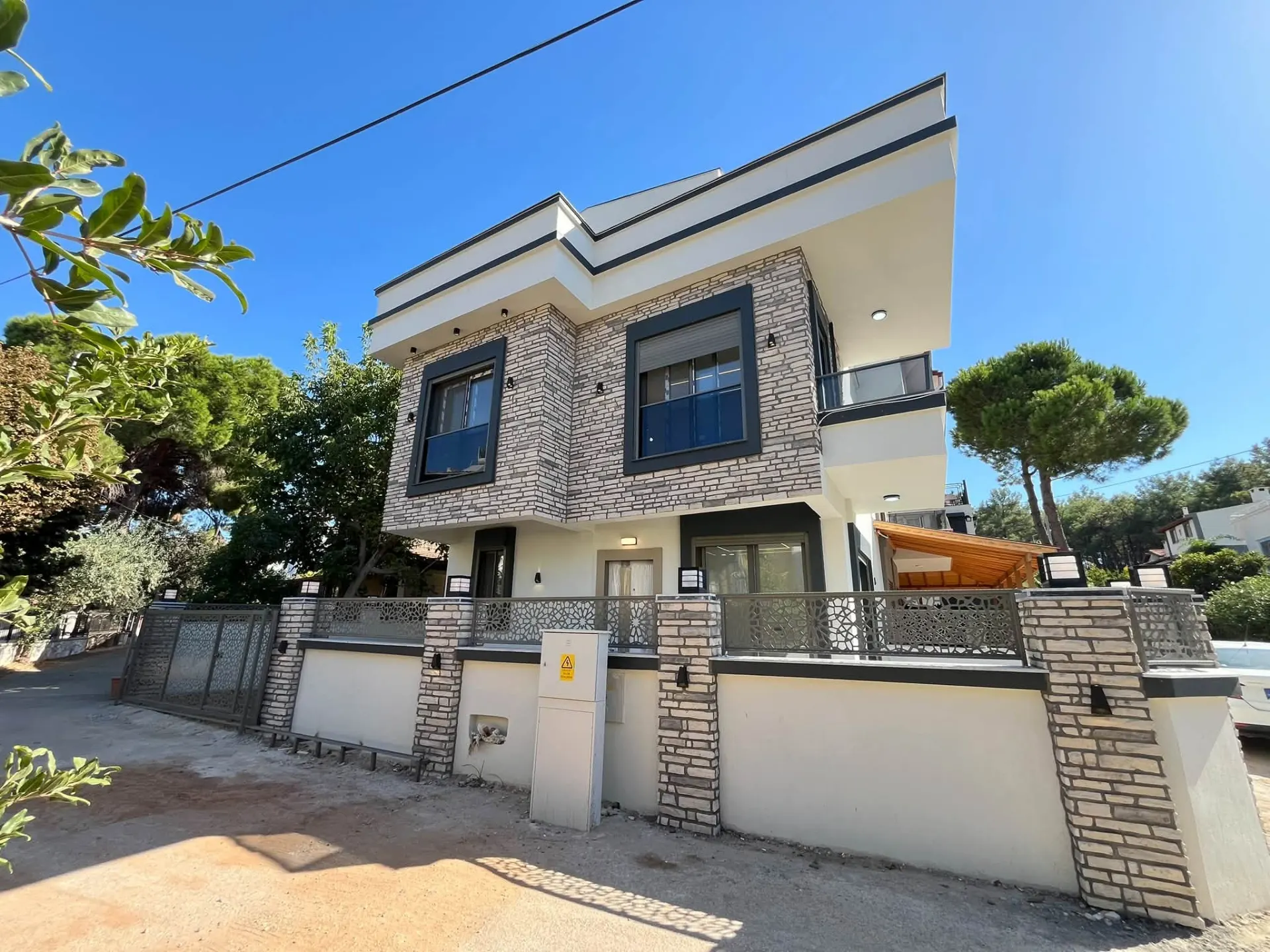 Menderes/özderede Deniz Tarafında Denize 400m Geniş Bahçeli Ve Otoparklı 3+1 Lüks Villa