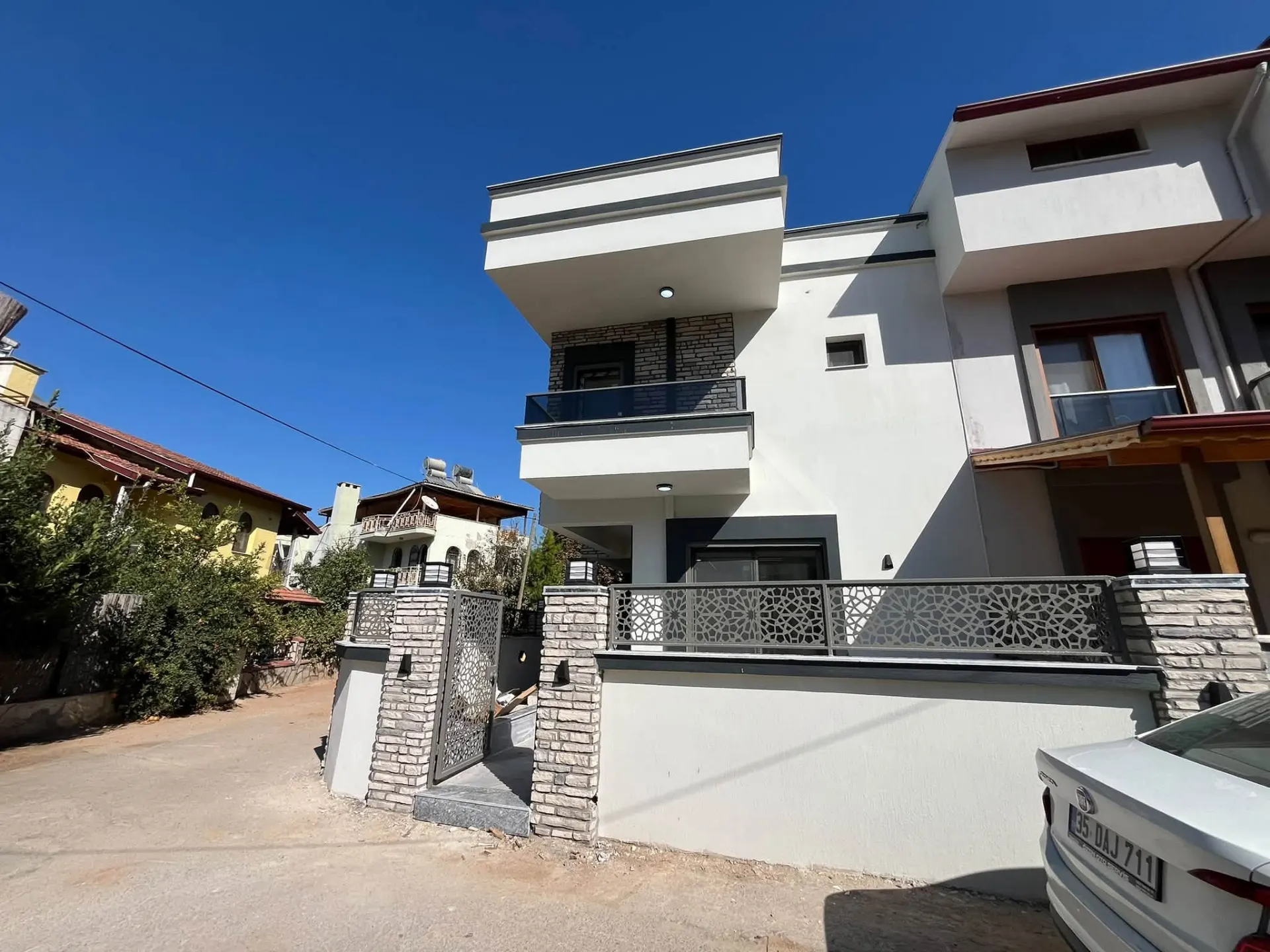 Menderes/özderede Deniz Tarafında Denize 400m Geniş Bahçeli Ve Otoparklı 3+1 Lüks Villa