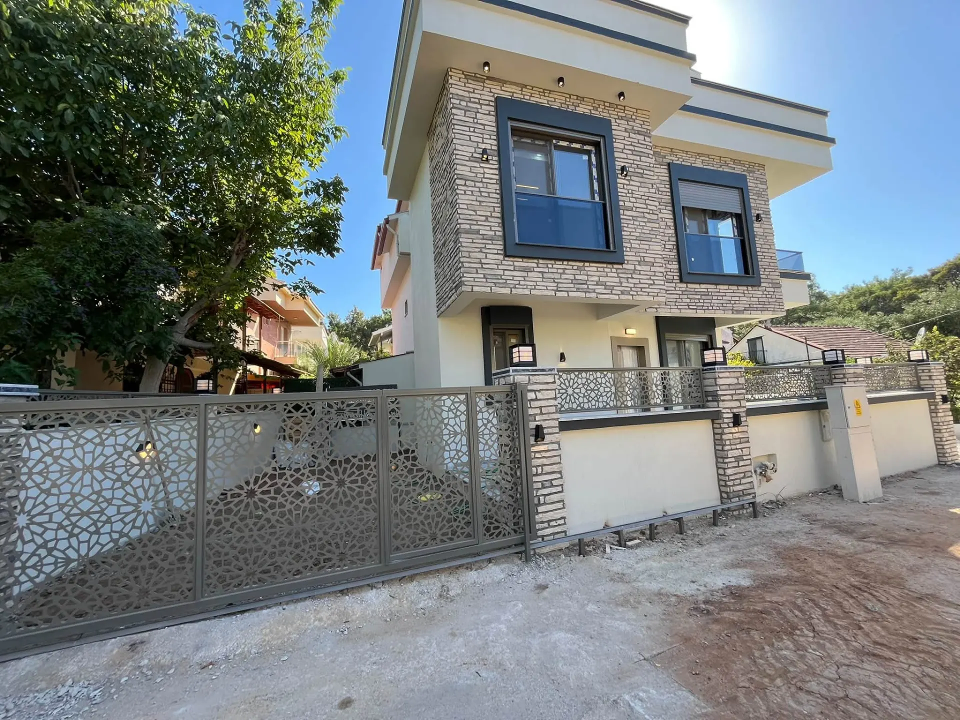 Menderes/özderede Deniz Tarafında Denize 400m Geniş Bahçeli Ve Otoparklı 3+1 Lüks Villa