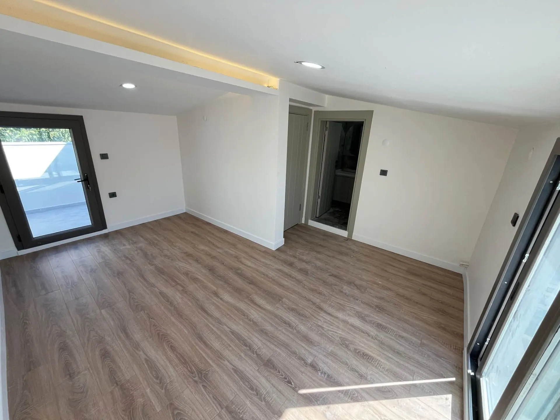 Menderes/özderede Deniz Tarafında Denize 400m Geniş Bahçeli Ve Otoparklı 3+1 Lüks Villa