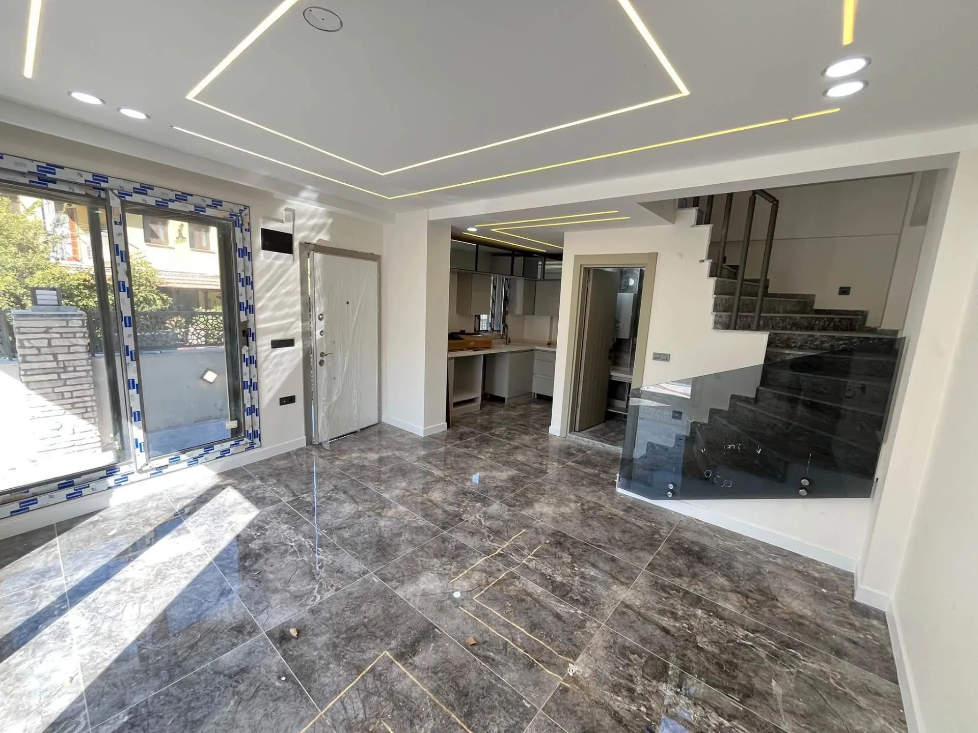 Menderes/özderede Deniz Tarafında Denize 400m Geniş Bahçeli Ve Otoparklı 3+1 Lüks Villa