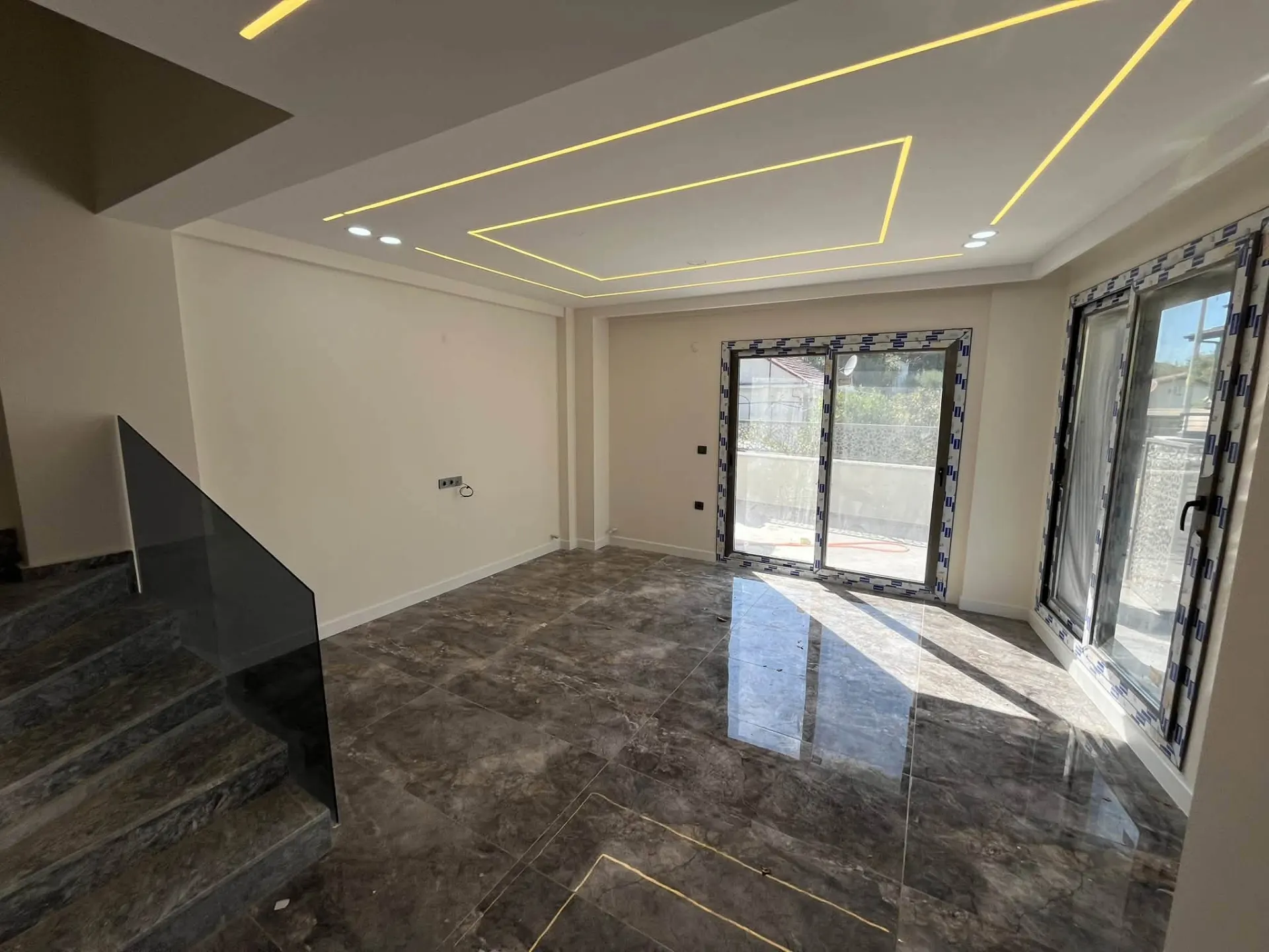 Menderes/özderede Deniz Tarafında Denize 400m Geniş Bahçeli Ve Otoparklı 3+1 Lüks Villa
