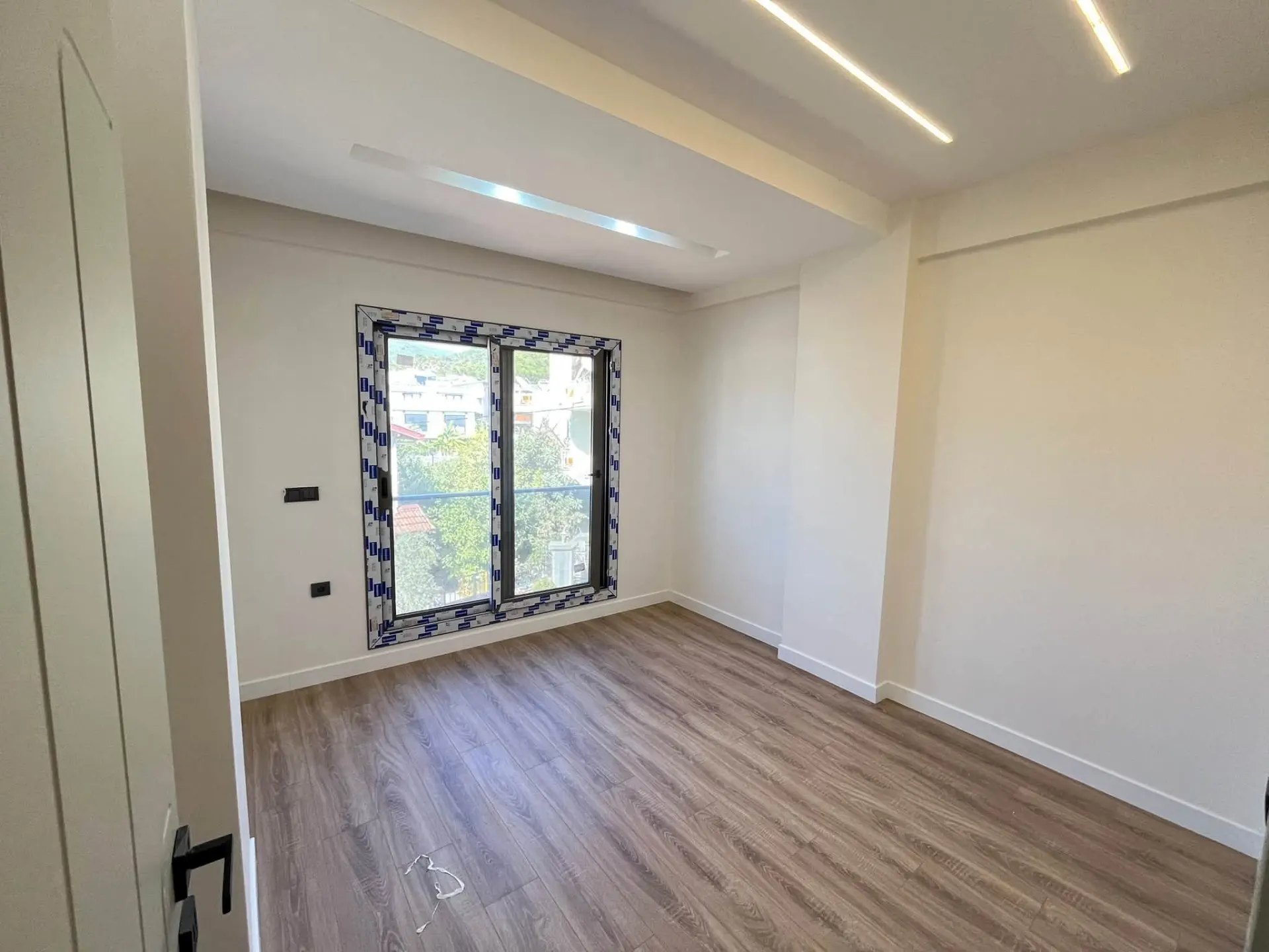 Menderes/özderede Deniz Tarafında Denize 400m Geniş Bahçeli Ve Otoparklı 3+1 Lüks Villa