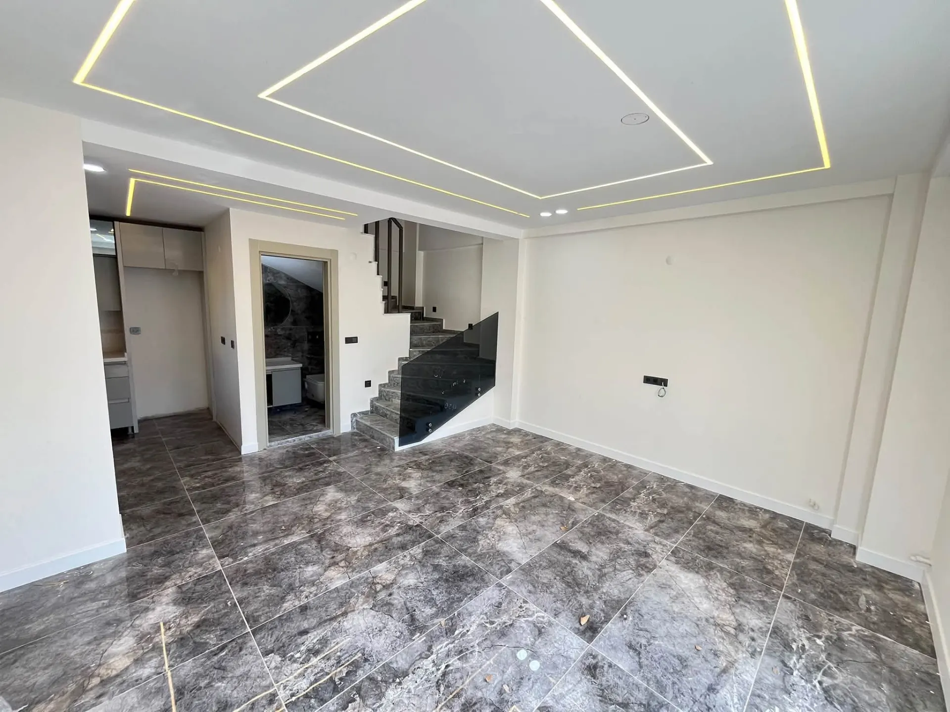 Menderes/özderede Deniz Tarafında Denize 400m Geniş Bahçeli Ve Otoparklı 3+1 Lüks Villa