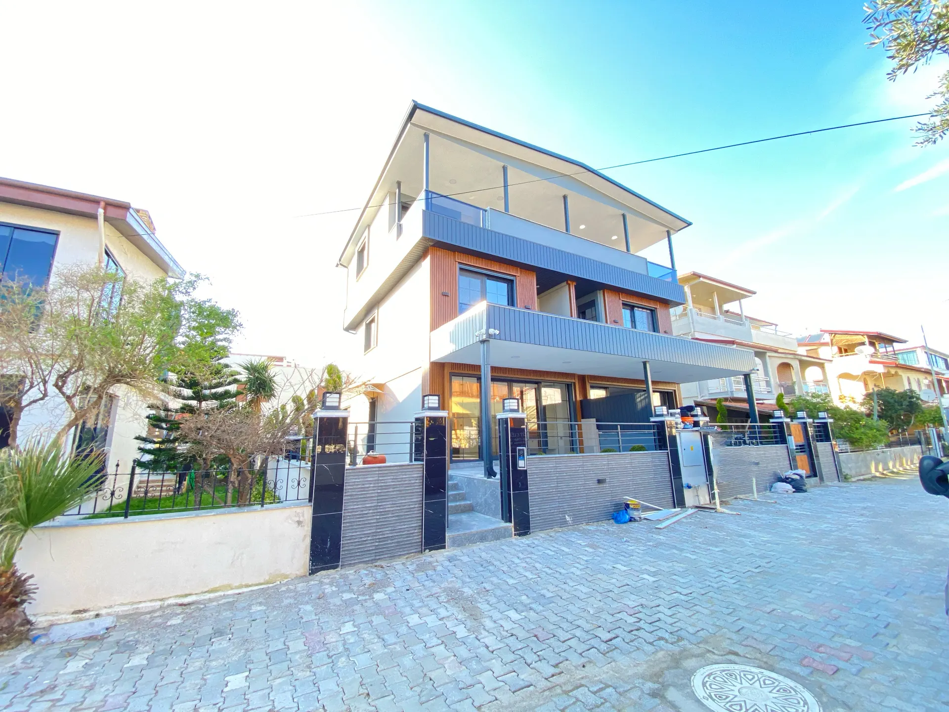 Seferihisar Mersin Alanı'nda Denize Sıfır, Akıllı Sistemli Lüks Satılık 3+1 Villa!