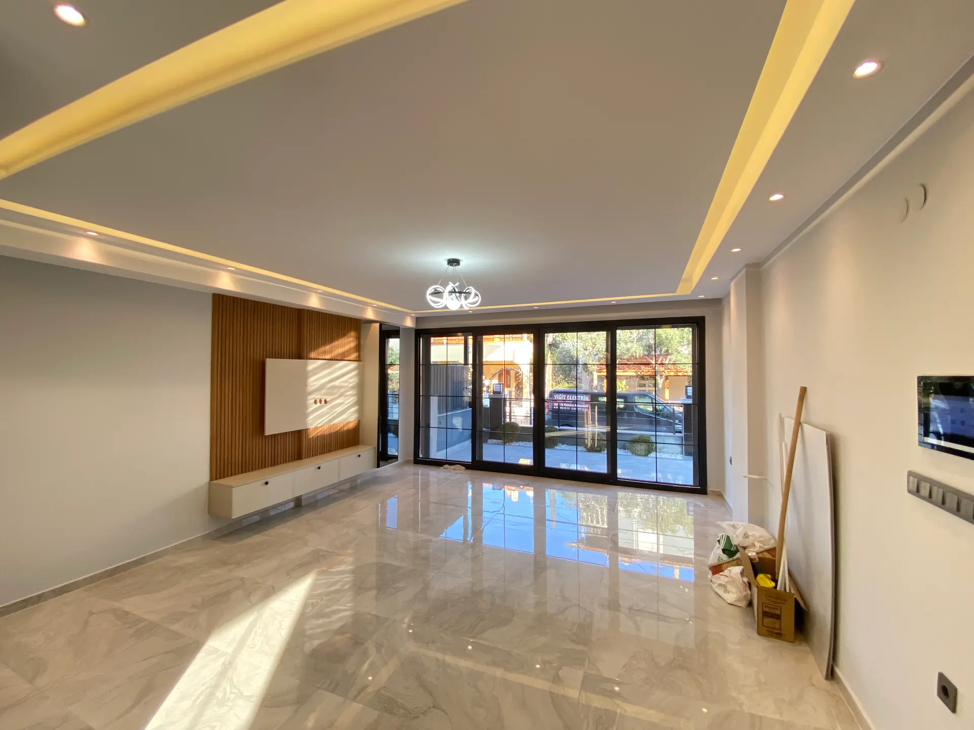 Seferihisar Mersin Alanı'nda Denize Sıfır, Akıllı Sistemli Lüks Satılık 3+1 Villa!