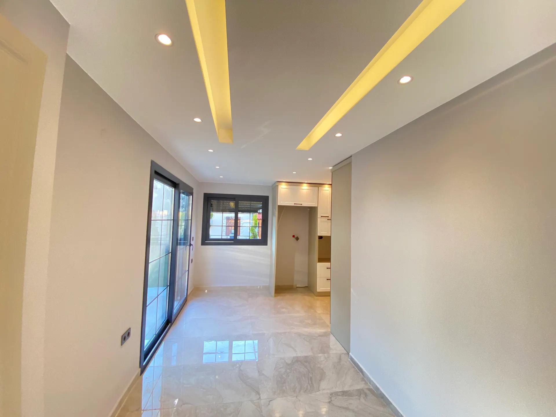 Seferihisar Mersin Alanı'nda Denize Sıfır, Akıllı Sistemli Lüks Satılık 3+1 Villa!