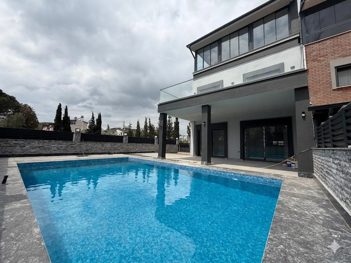 Seferihisar Cumhuriyet'te Denize 750m Mesafede, Müstakil Havuzlu Lüks 3+1 Villa!