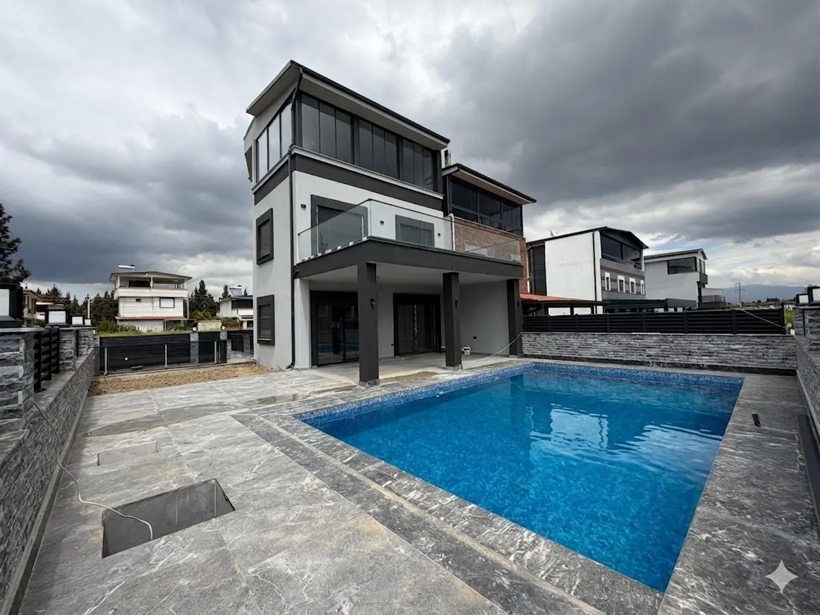 Seferihisar Cumhuriyet'te Denize 750m Mesafede, Müstakil Havuzlu Lüks 3+1 Villa!