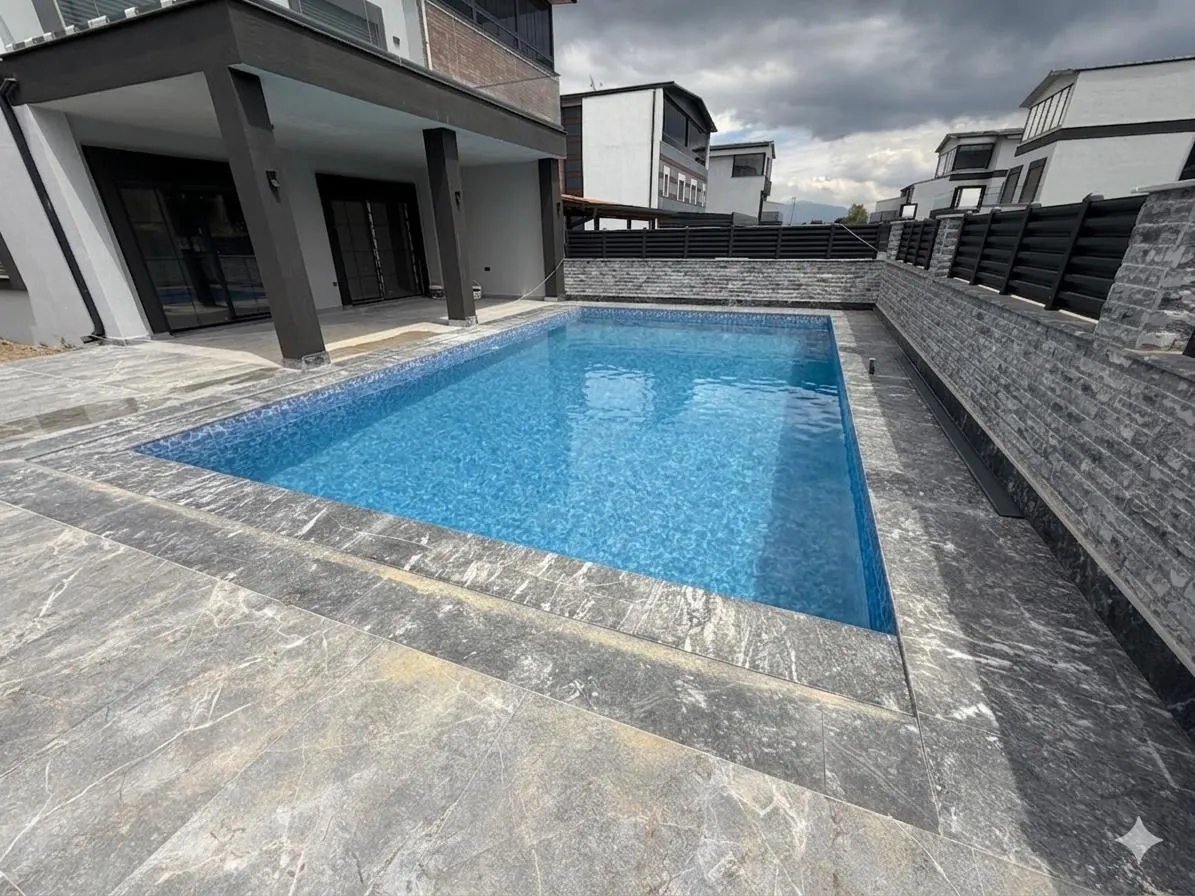 Seferihisar Cumhuriyet'te Denize 750m Mesafede, Müstakil Havuzlu Lüks 3+1 Villa!
