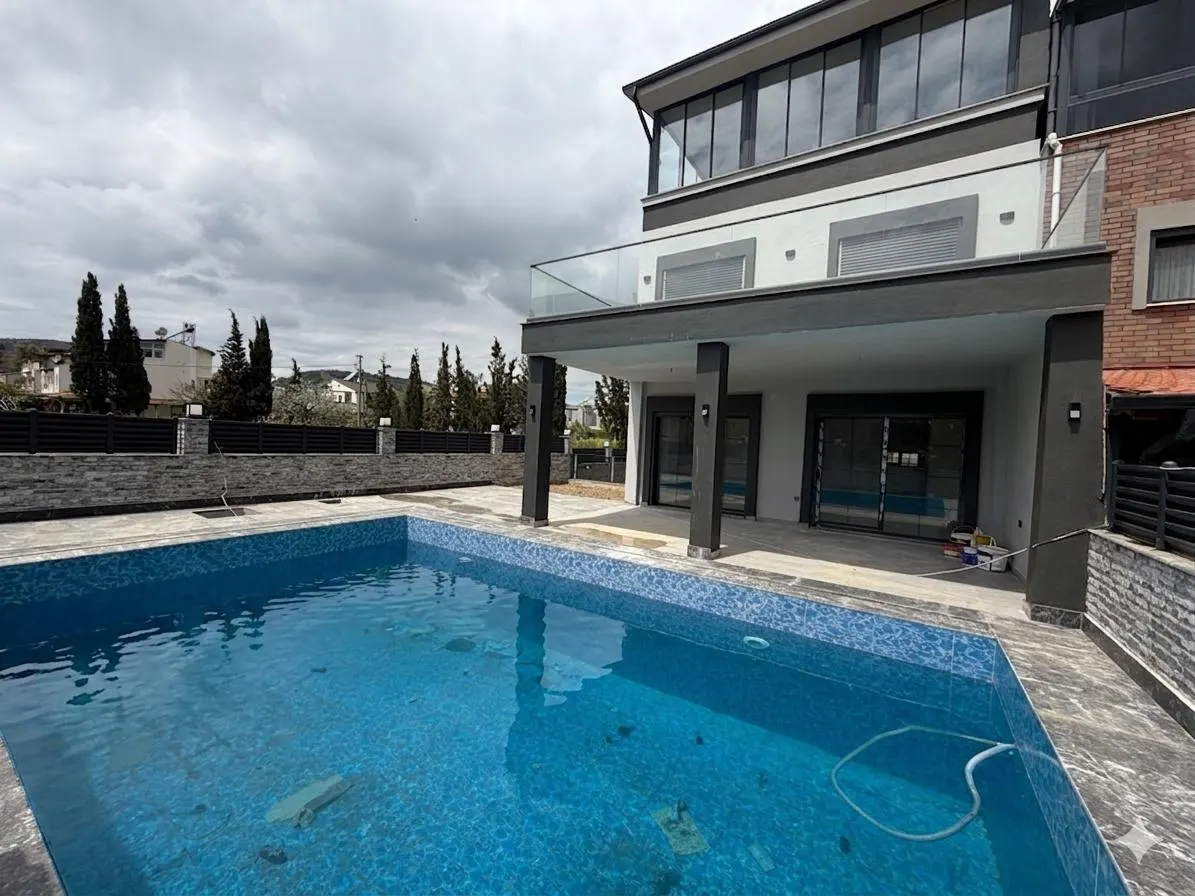 Seferihisar Cumhuriyet'te Denize 750m Mesafede, Müstakil Havuzlu Lüks 3+1 Villa!