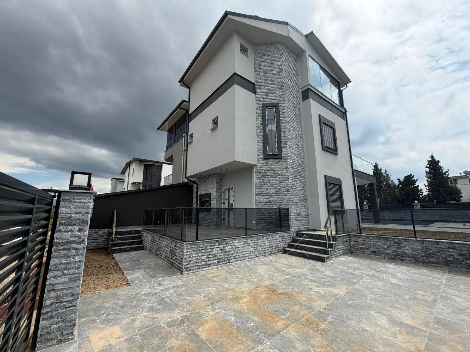 Seferihisar Cumhuriyet'te Denize 750m Mesafede, Müstakil Havuzlu Lüks 3+1 Villa!