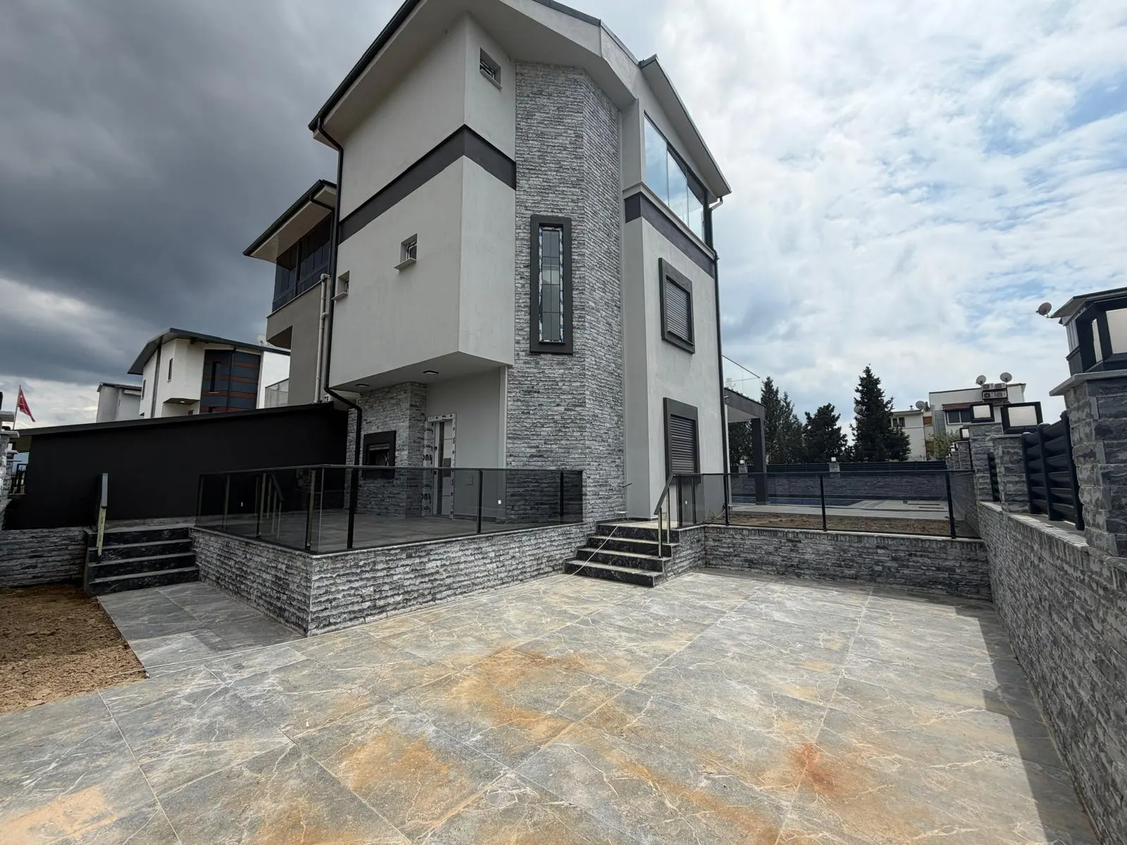 Seferihisar Cumhuriyet'te Denize 750m Mesafede, Müstakil Havuzlu Lüks 3+1 Villa!