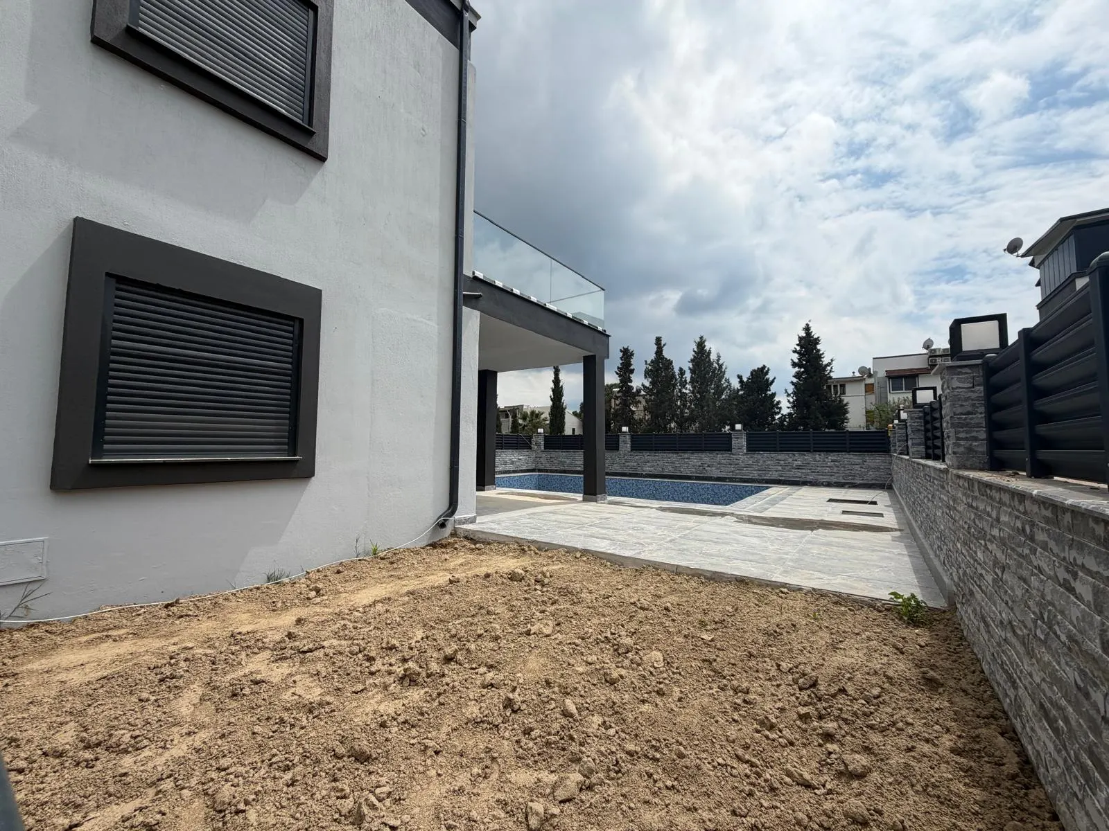 Seferihisar Cumhuriyet'te Denize 750m Mesafede, Müstakil Havuzlu Lüks 3+1 Villa!