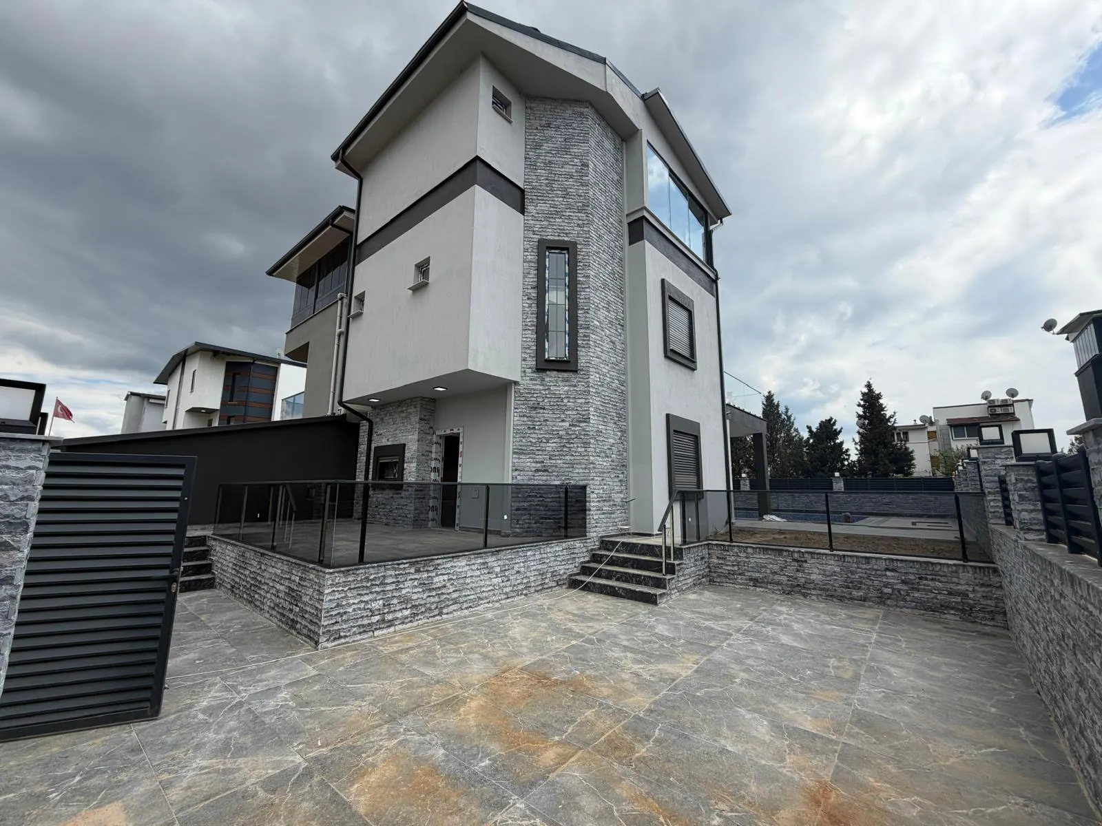 Seferihisar Cumhuriyet'te Denize 750m Mesafede, Müstakil Havuzlu Lüks 3+1 Villa!