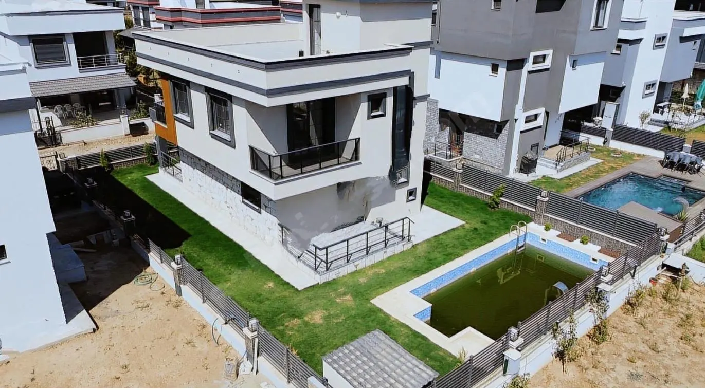 Seferihisar Cumhuriyet Mahallesi’nde Modern & Müstakil Havuzlu Lüks Satılık 3+1 Villa