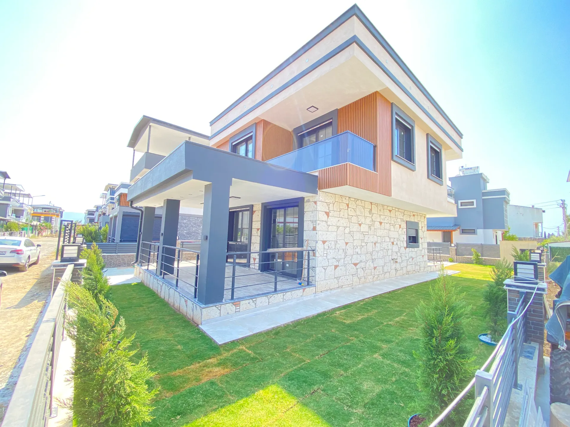 Seferihisar Cumhuriyet Mahallesi’nde Modern & Müstakil Havuzlu Lüks Satılık 3+1 Villa