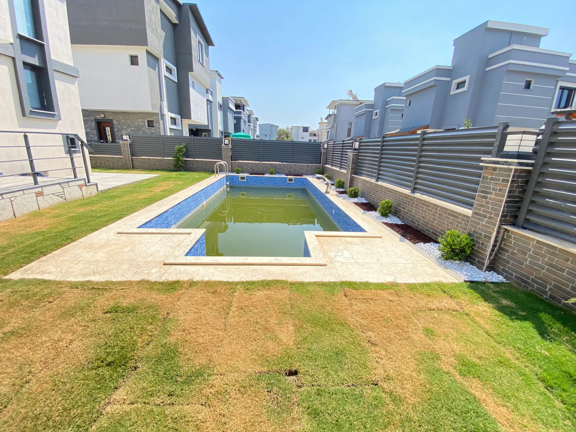 Seferihisar Cumhuriyet Mahallesi’nde Modern & Müstakil Havuzlu Lüks Satılık 3+1 Villa