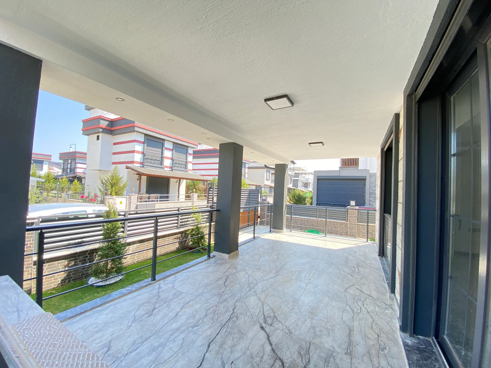 Seferihisar Cumhuriyet Mahallesi’nde Modern & Müstakil Havuzlu Lüks Satılık 3+1 Villa