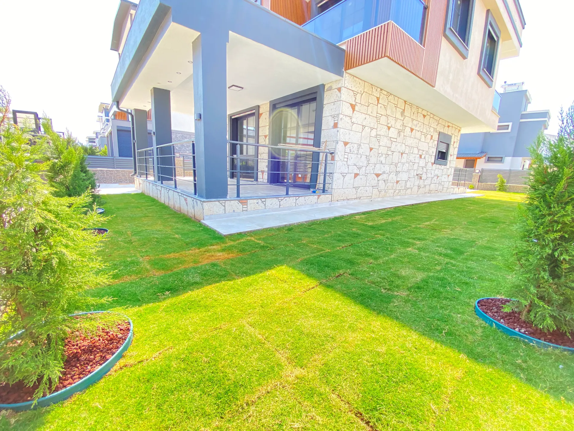 Seferihisar Cumhuriyet Mahallesi’nde Modern & Müstakil Havuzlu Lüks Satılık 3+1 Villa