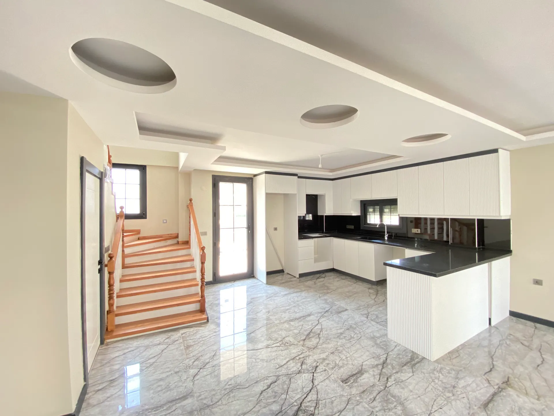 Seferihisar Cumhuriyet Mahallesi’nde Modern & Müstakil Havuzlu Lüks Satılık 3+1 Villa