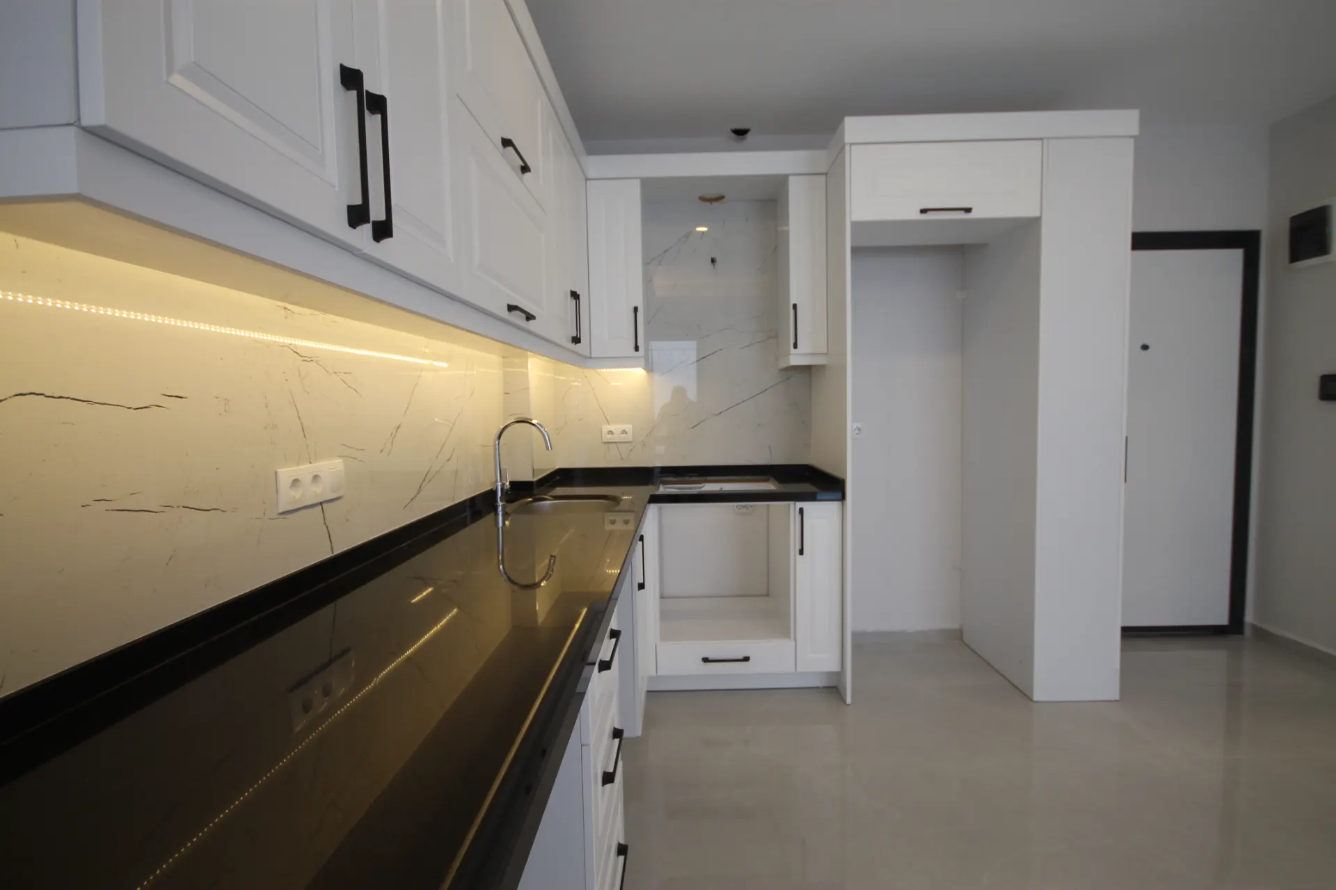 KLEOPATRA PLAJINA 400 METRE SIFIR 2+1 DAİRE