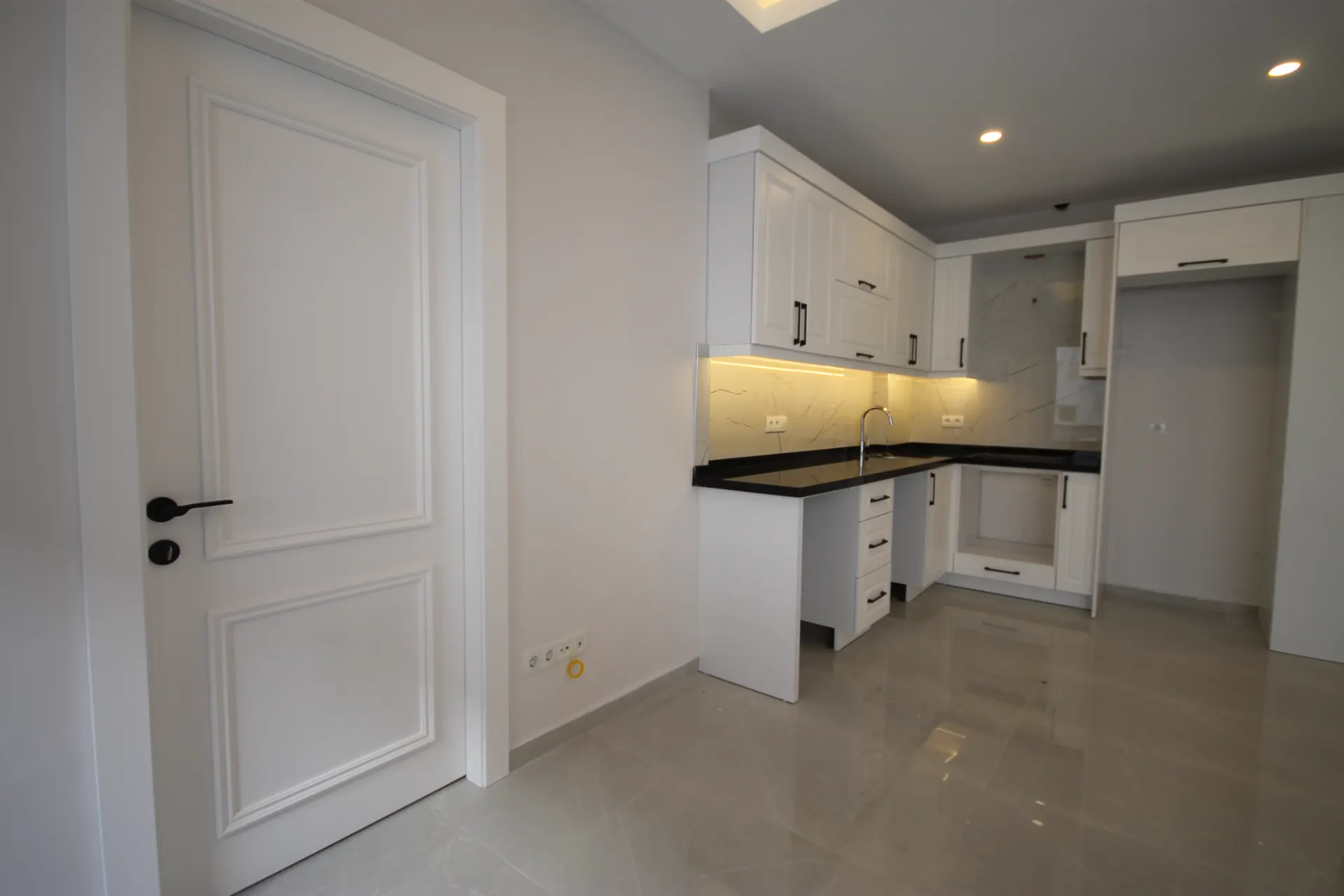 KLEOPATRA PLAJINA 400 METRE SIFIR 2+1 DAİRE