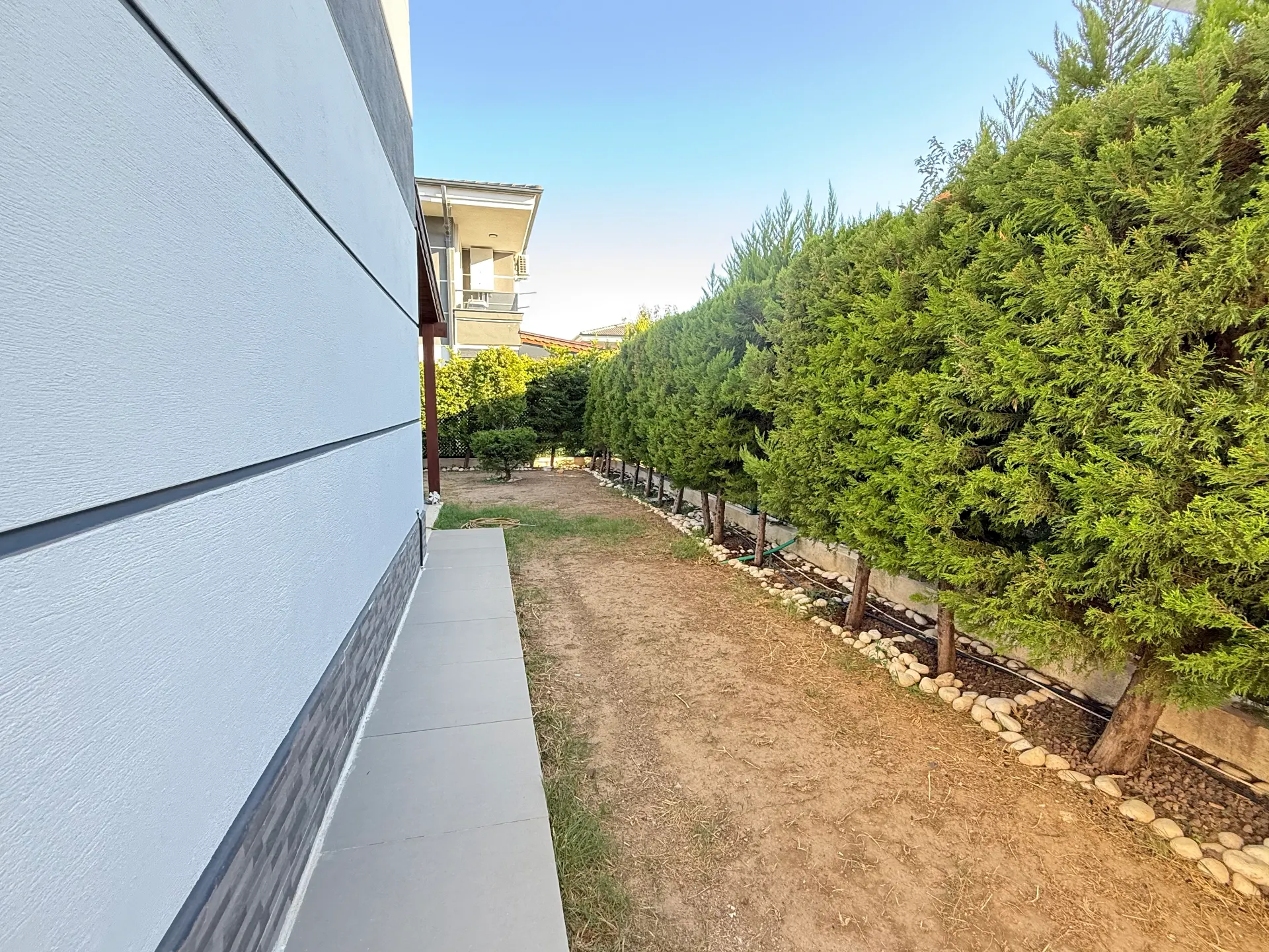 Seferihisar Doğanbey'de Müstakil Havuzlu Ayrı Mutfak Geniş Bahçe Satılık 3+1 Villa