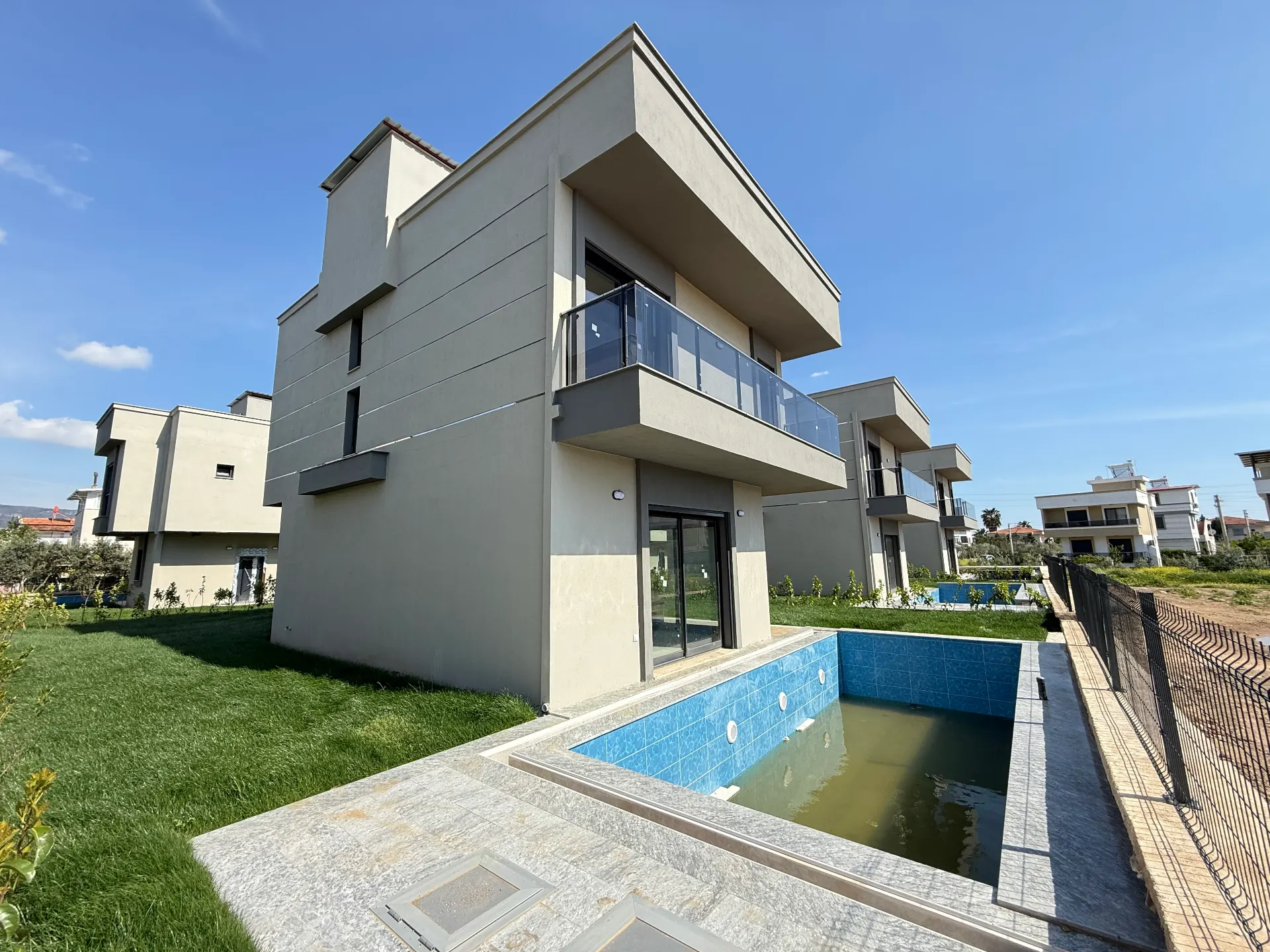 Seferihisar Doğanbeyde Tek Müstakil Havuzlu Satılık 3+1 Villa