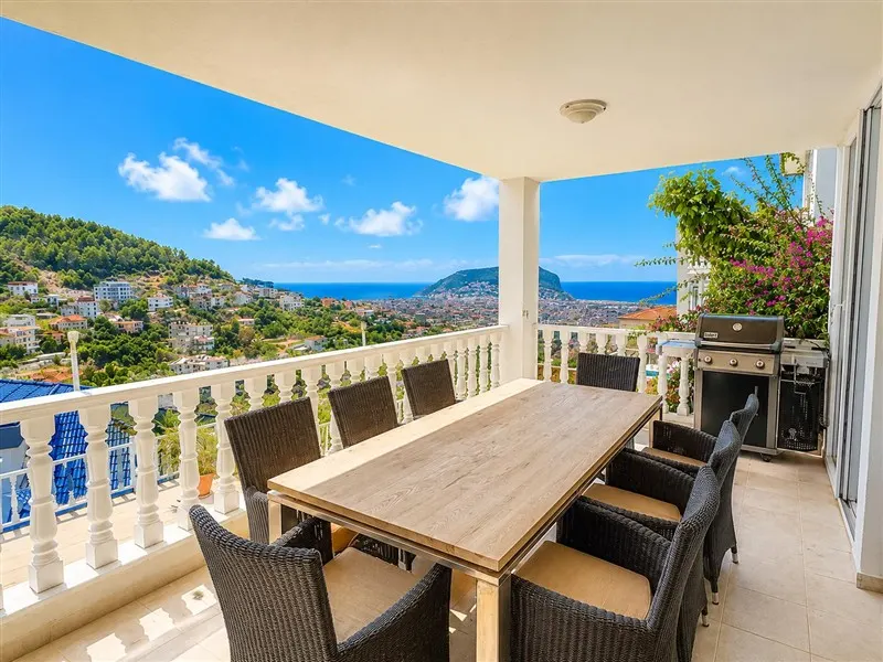 4+1 Villa mit Meerblick in Tepe, Alanya