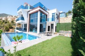 Extraordinary large and detached luxury villa with panoramic views in Alanya.